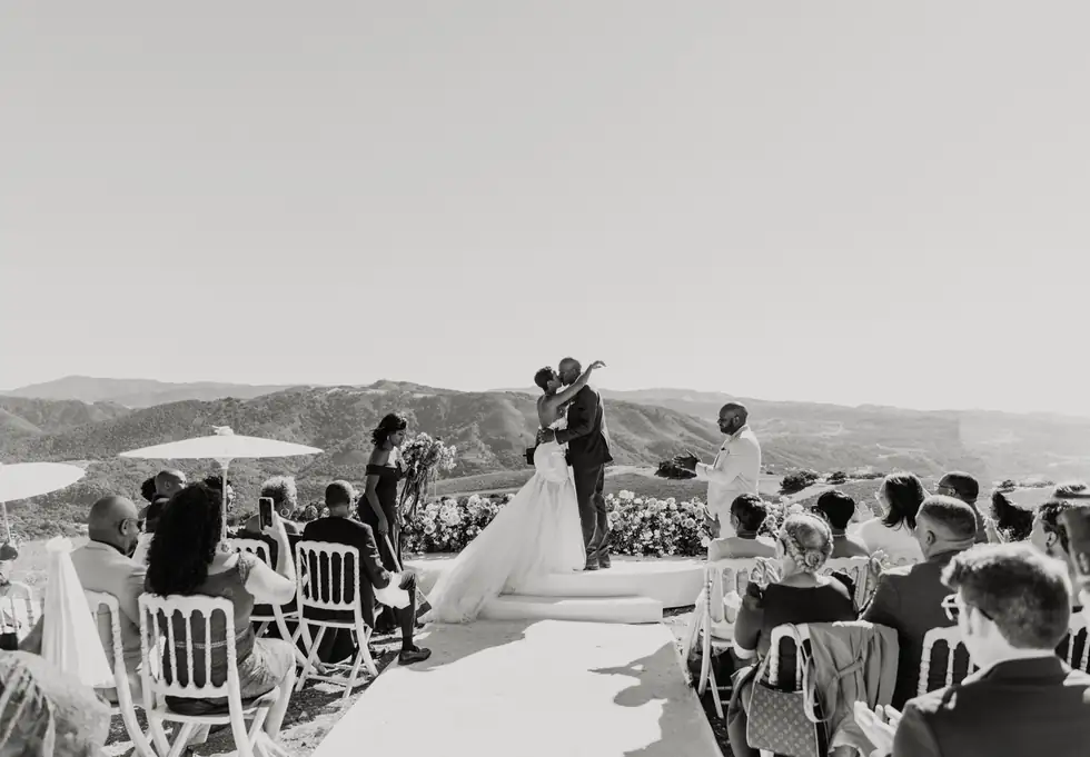 The kiss, with the valley behind