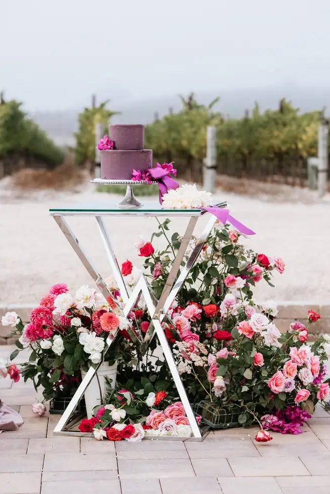 Cake and roses, vines behind